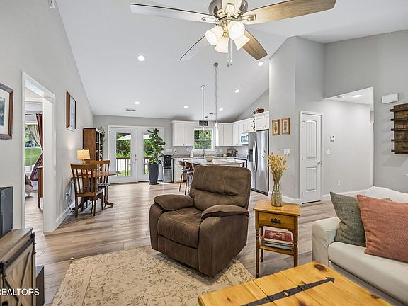 2nd image of 120 Breezewood Cir