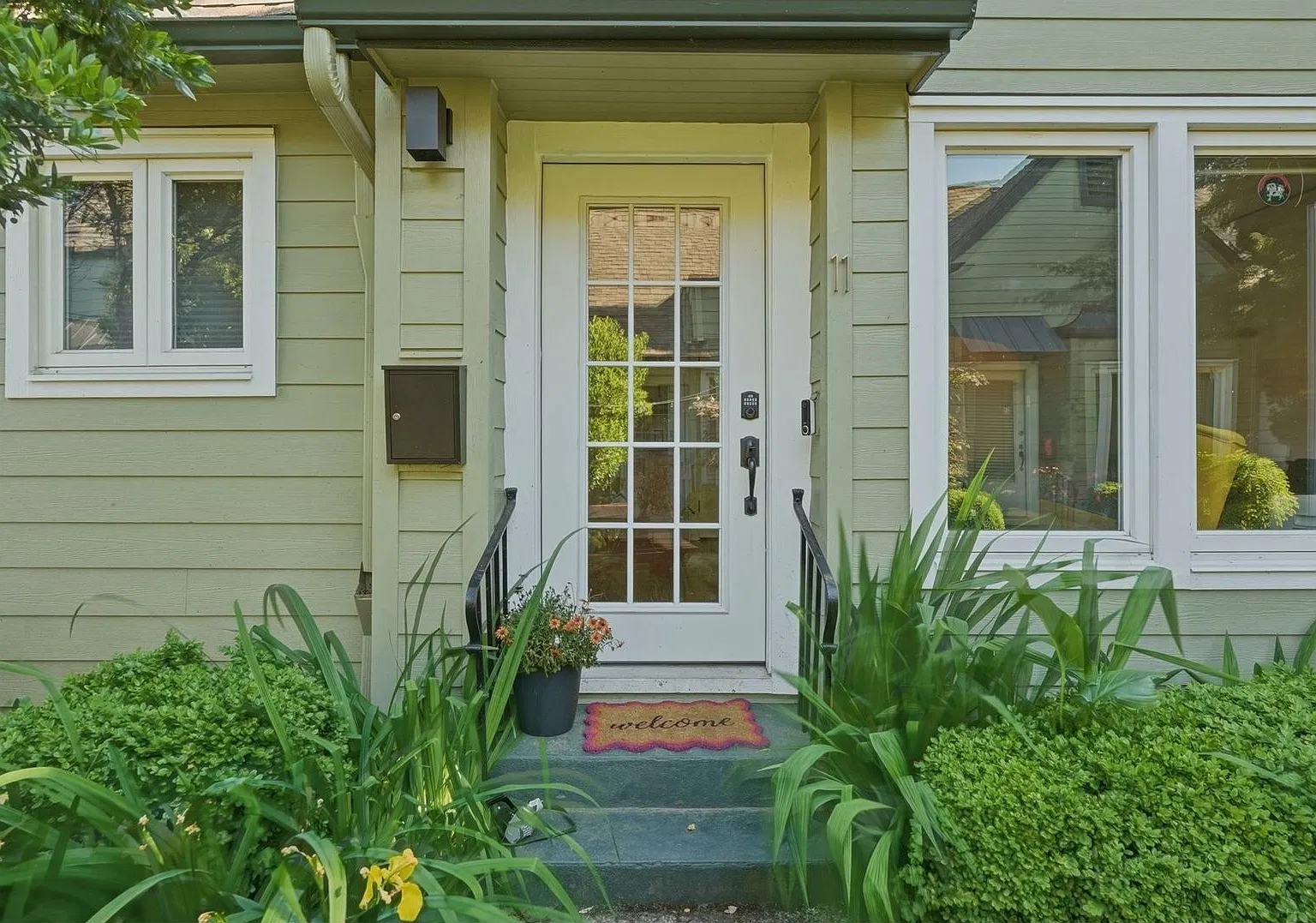Spacious 1 Bedroom Condo with Hardwood Floors, Modern Kitchen & Finished Basement — Photo 2
