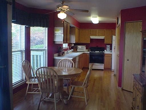breakfast area and kitchen