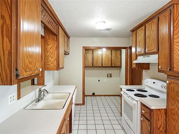 3rd image of 16913 Cedarwood Dr
