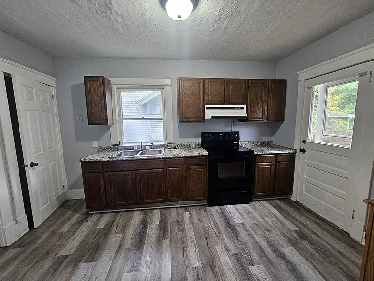 233 Homewood Ave SE — Photo 10