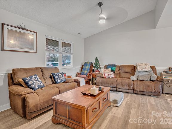4th image of 5110 Darby Dr