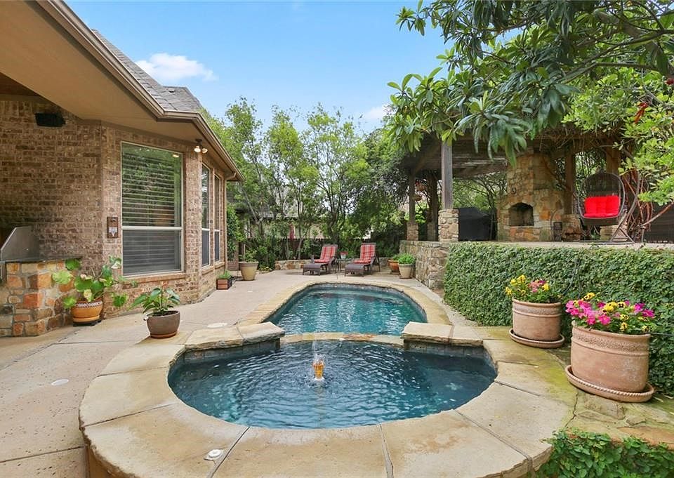IMAGINE LIVING HERE AND HAVING YOUR OWN PRIVATE BACKYARD PARADISE TO COME HOME TO EVERYDAY!
