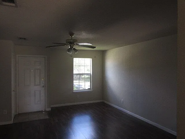 1213 Fox Creek Dr — Photo 3