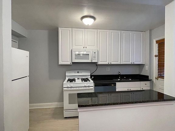 5th image of 1025 Vernon St