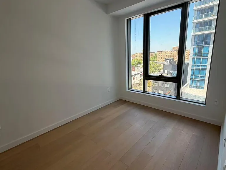 3371 Prince St #6L — Photo 6