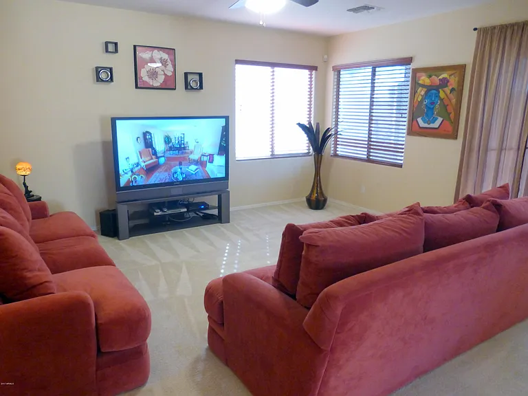 1042 N Moccasin Trl — Photo 5