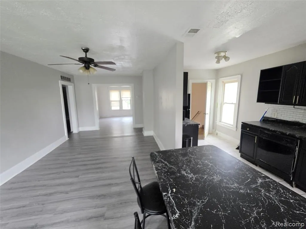 2 bed, 1.0 bath, 1000 sqft, $1,100 — Photo 4
