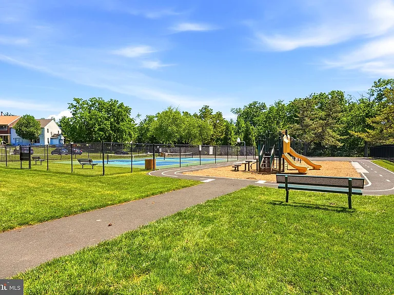 204 Livingston Ct — Photo 44