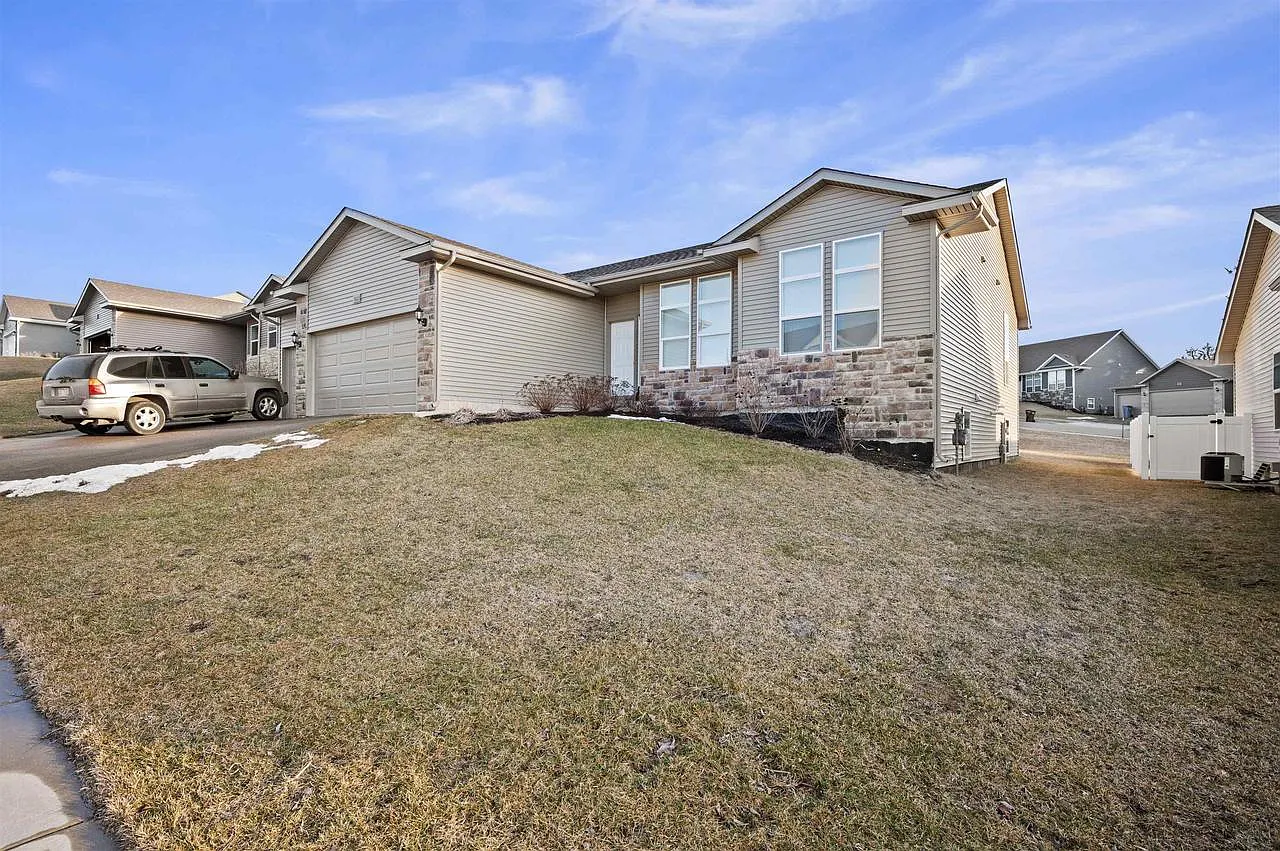 962 Margarets Way photo 1