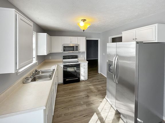 3rd image of 7939 Trumpetvine Ln