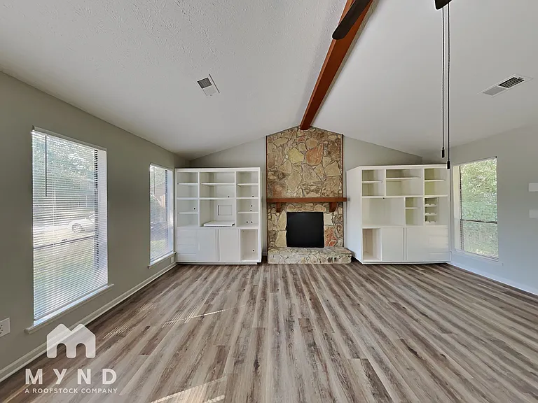 947 Mainstreet Lake Dr — Photo 7
