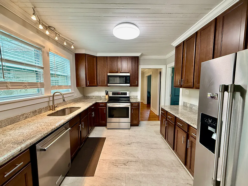 2624 W Desoto St