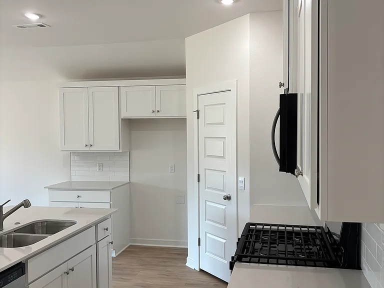 814 Heeler Ave — Photo 2