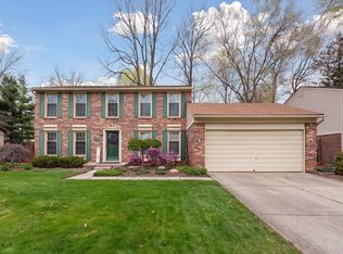 33984 Fairfax Dr N, Livonia, MI 48152
