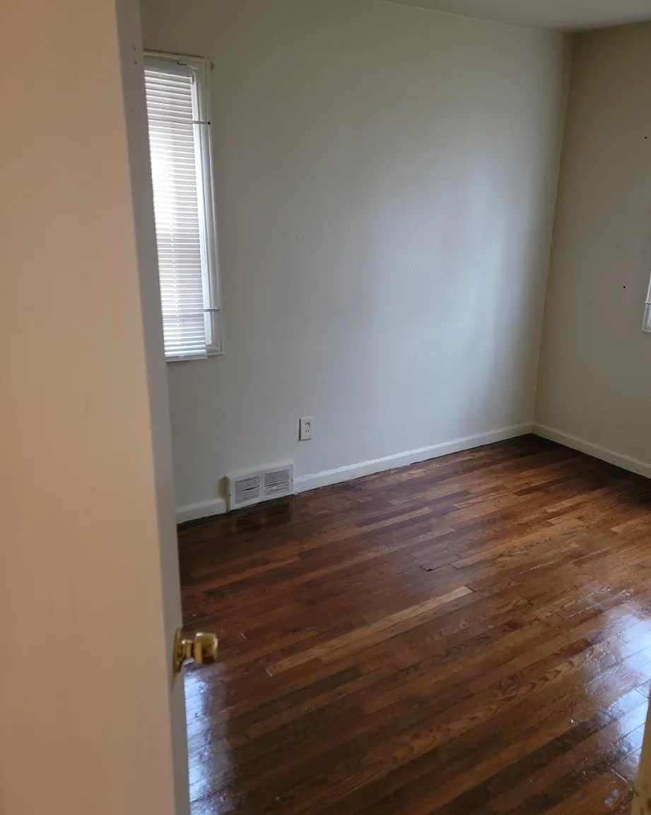 3 bed, 1024 sqft, $1,300 — Photo 2