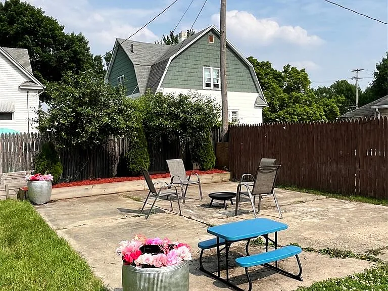 2313 S Jefferson St — Photo 9