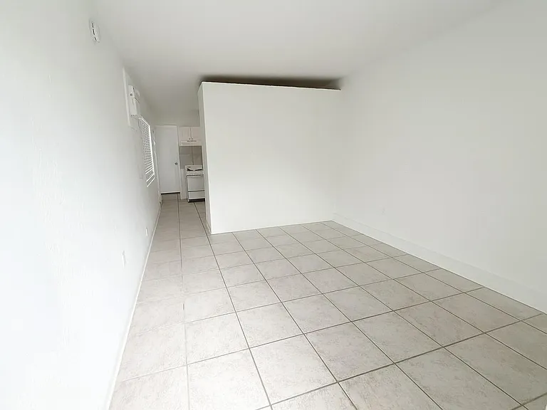 1100 NE 12th Ave #9 — Photo 4
