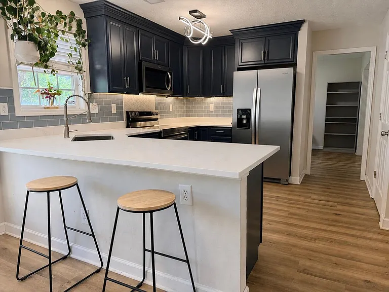 520 Skyview Ln — Photo 2