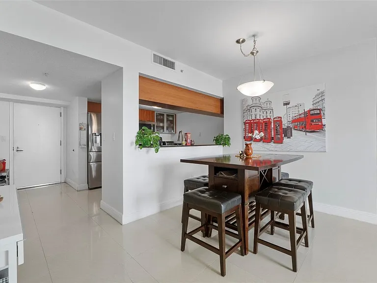 1800 N Bayshore Dr #2402 — Photo 2
