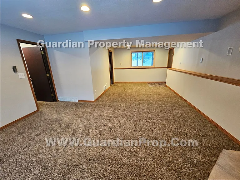 3335 Urbandale Ln N — Photo 15
