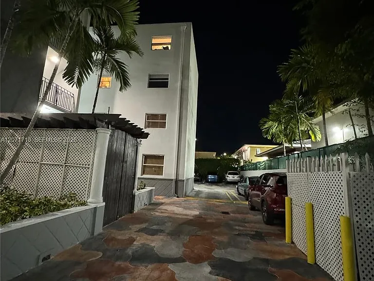 444 SW 4th St #402 — Photo 32