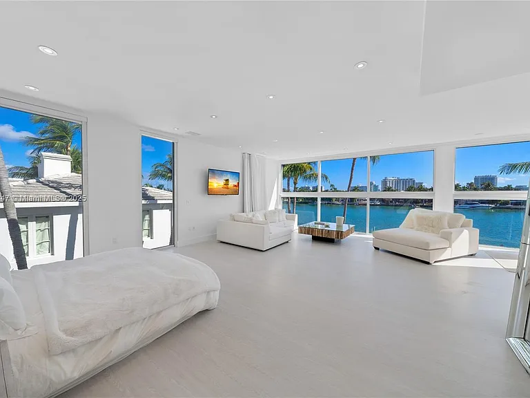227 E Dilido Dr — Photo 38
