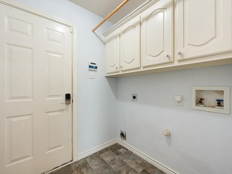 7700 Buccaneer Cir — Photo 31