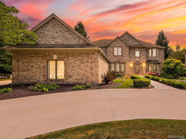 1021 Olympia Dr, Rochester Hills, MI 48306