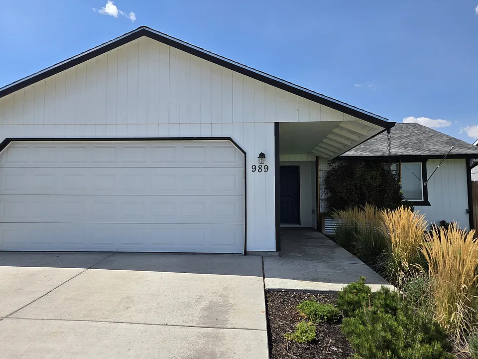 989 L St SE