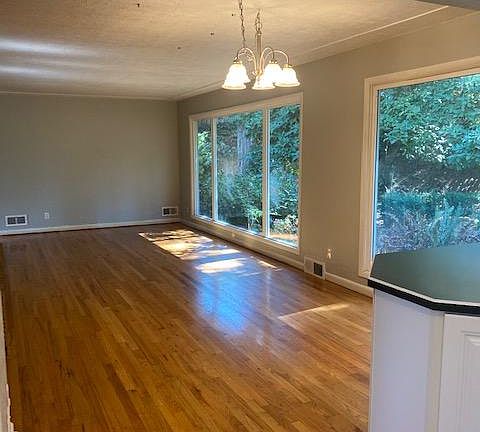 3rd image of 960 Hansen Ave S