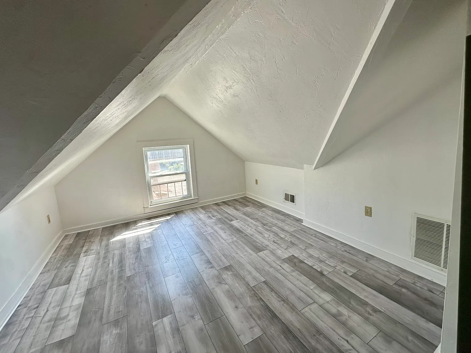 1064 Pleasant St — Photo 4