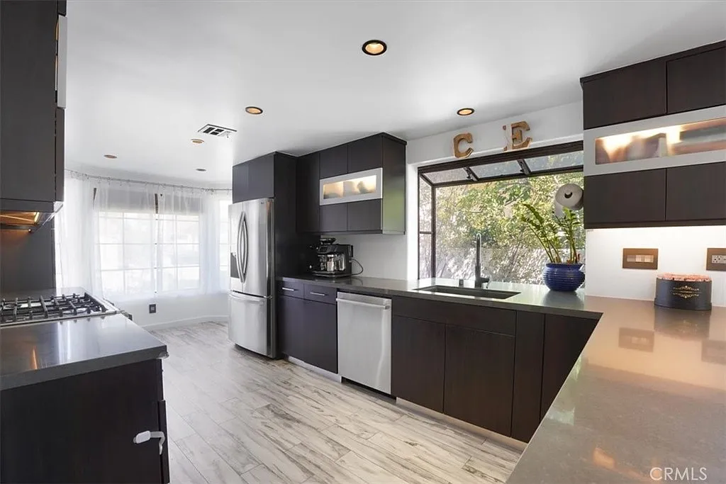3 bed, 2.5 bath, 1694 sqft, $6,000 — Photo 2