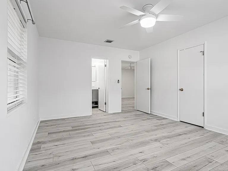 2060 NE 1st St #16 — Photo 19