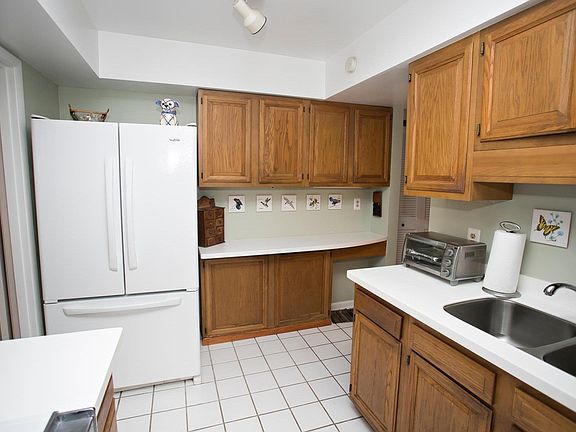 5th image of 28 Vermont Ave