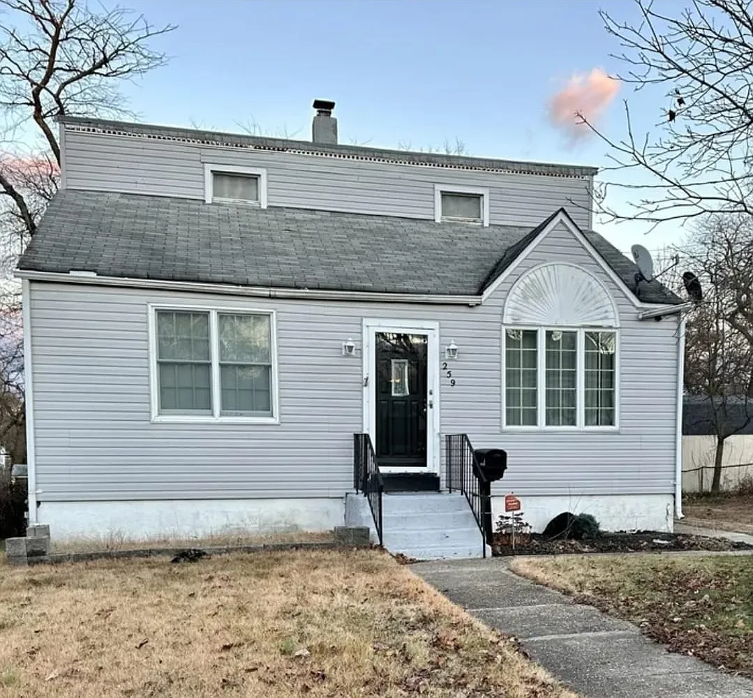 3 bed, 1140 sqft, $2,400 — Photo 1