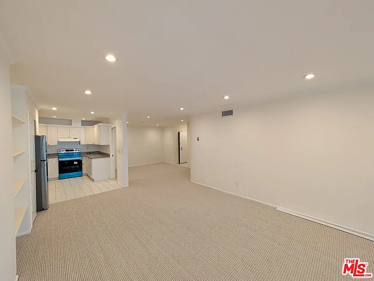 415 Montana Ave #203 — Photo 32