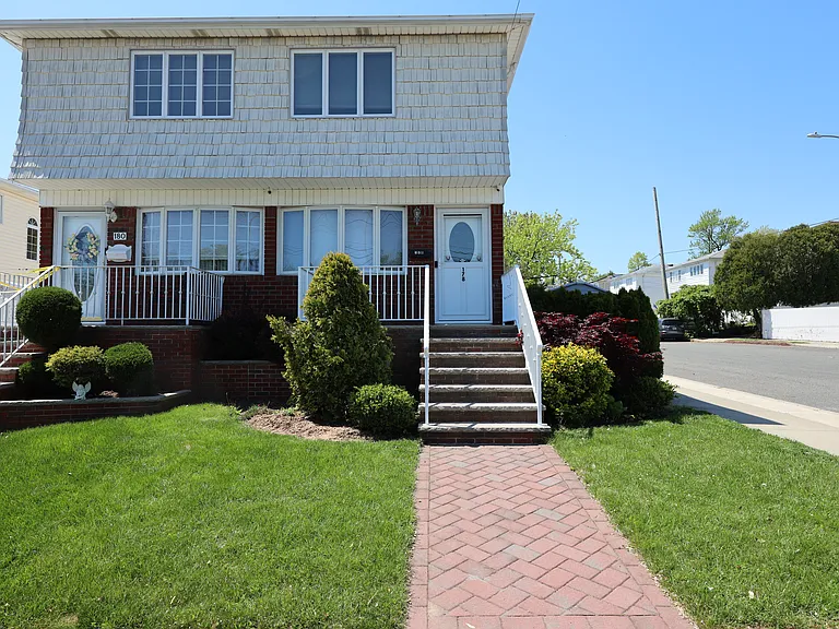 178 Spratt Ave — Photo 2