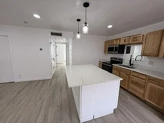 2 bed, 1.0 bath, 800 sqft, $1,300 — Photo 3