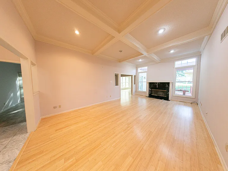 618 Chaucer Ln — Photo 3