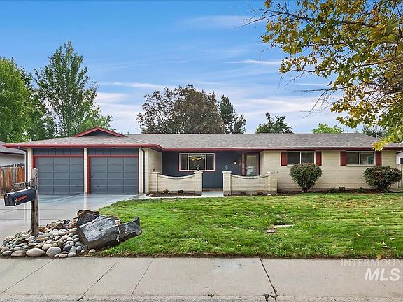 3rd image of 8415 W Crestwood Dr