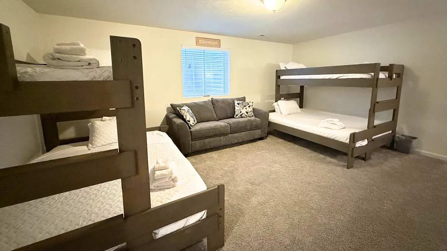 4 bed, 3.0 bath, 2669 sqft, $6,882 — Photo 3