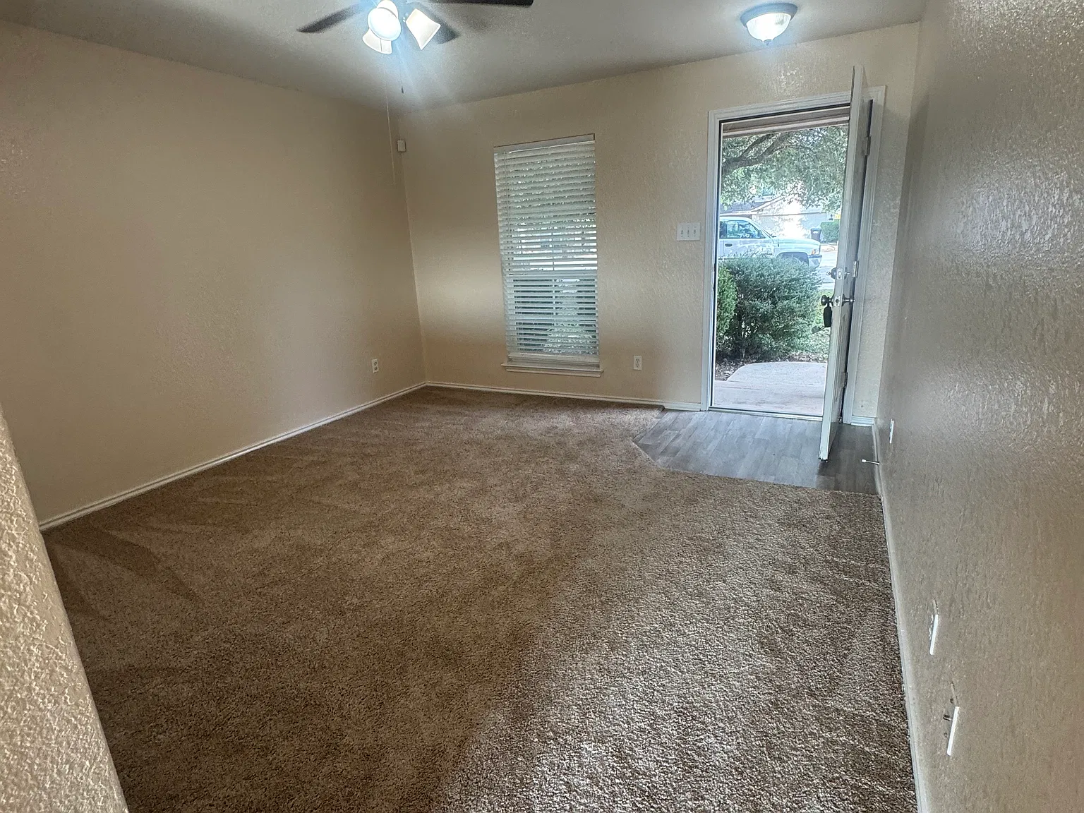 3 bed, 2.5 bath, 1372 sqft, $1,649 — Photo 3