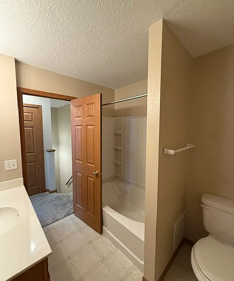 UPPER LEVEL FULL BATH