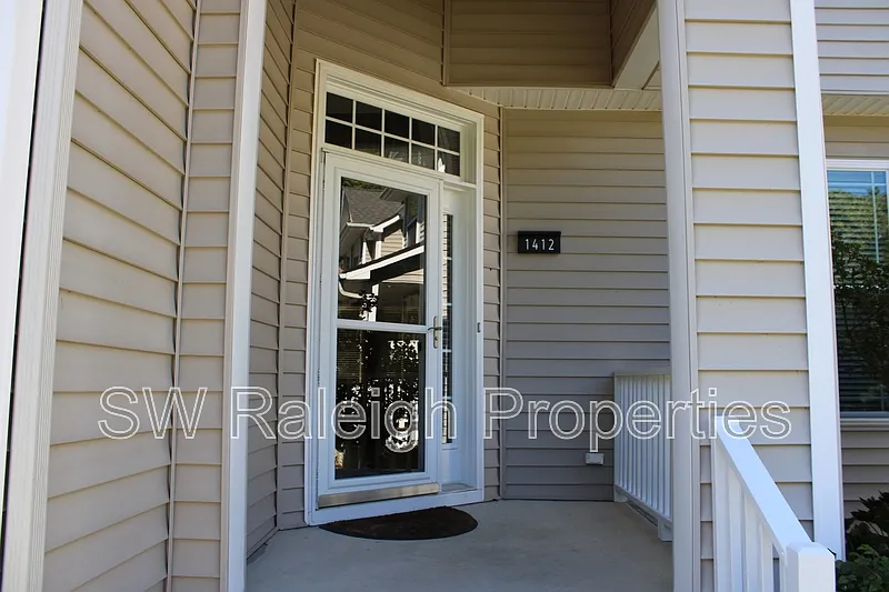 4 bed, 2.5 bath, 2281 sqft, $2,600 — Photo 2
