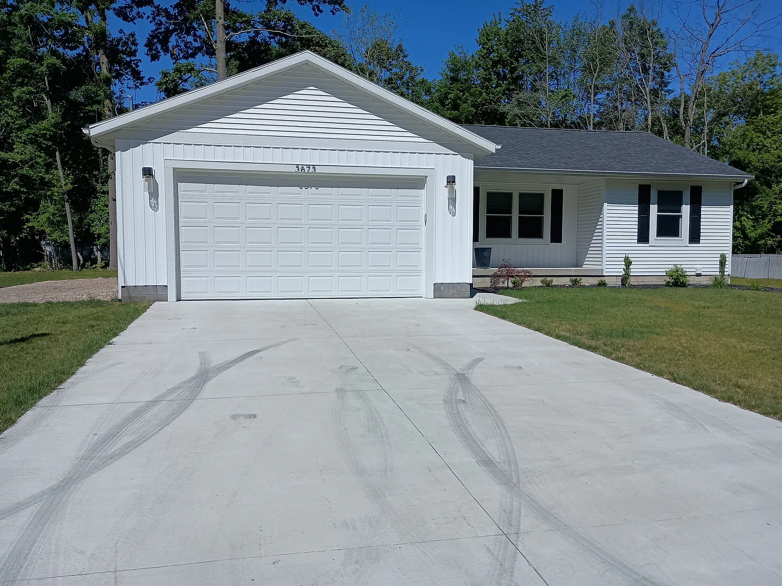 3 bed, 1177 sqft, $2,300 — Photo 1