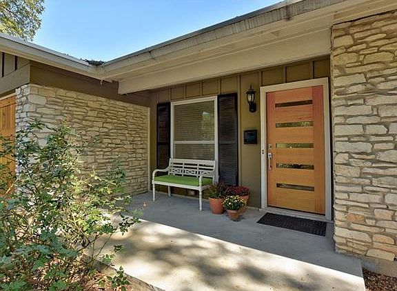 3rd image of 910 Glen Oak Dr