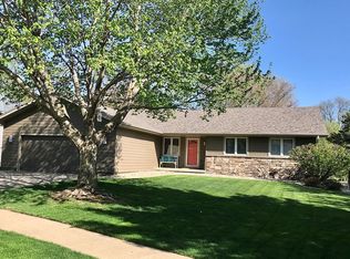 6100 Four Seasons Dr, Sioux City, IA 51106
