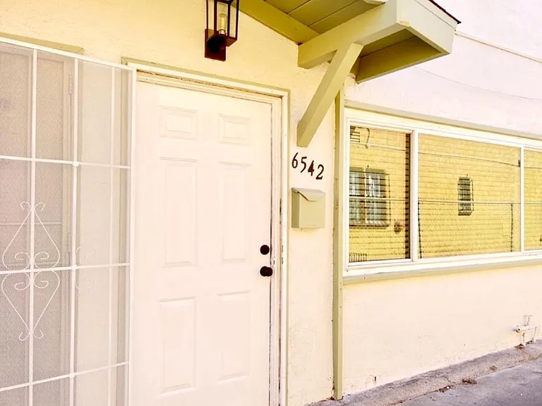 6542 S Victoria Ave — Photo 16