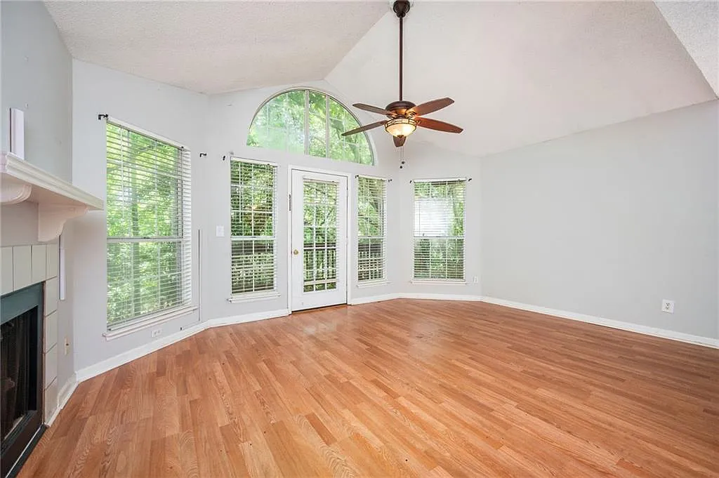 2 bed, 2.0 bath, 880 sqft, $1,900 — Photo 3